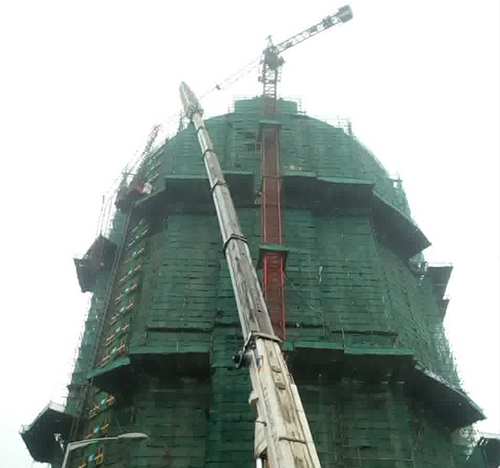 合浦吊车在工地上作业